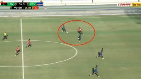 “争议判罚：蒋圣龙红牌当罚，王大雷红牌无误”