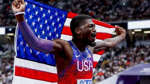 “新赛季马拉西亚身着12号球衣正式加盟曼联”